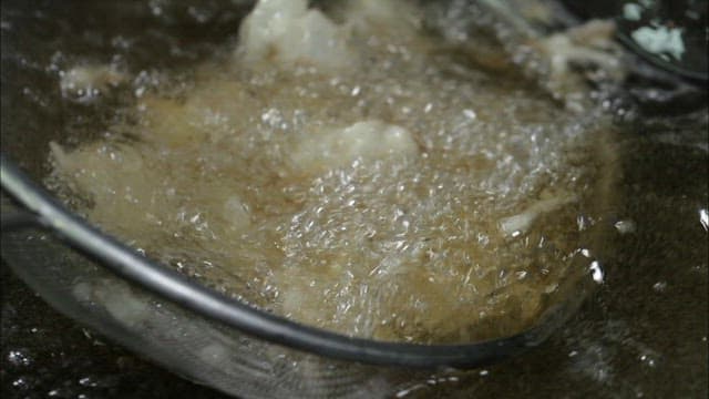 Deep frying fresh oysters in hot oil