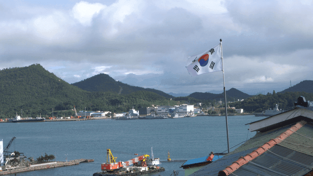 펄럭이는 태극기가 있는 바다