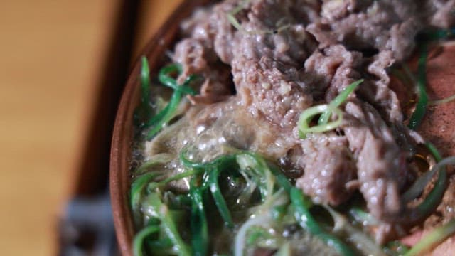 따뜻하고 푸짐한 소고기 전골 한 젓가락