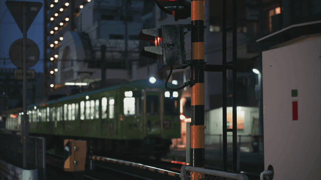 기차가 지나가는 야간 도시 풍경