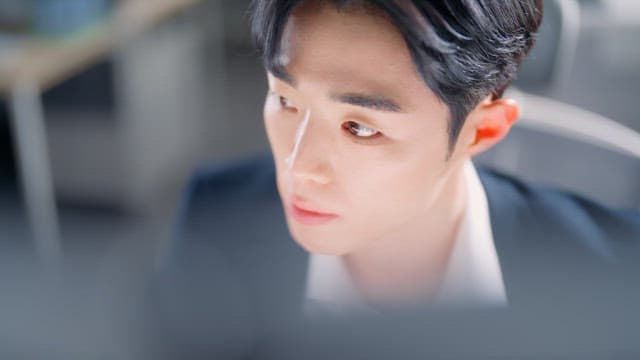 책상에서 일하는 집중한 남성