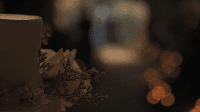 축하 행사에서 꽃으로 장식된 케이크