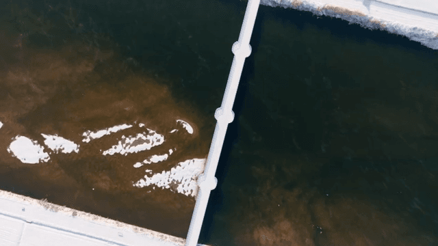 고요한 강 위의 눈 덮인 다리