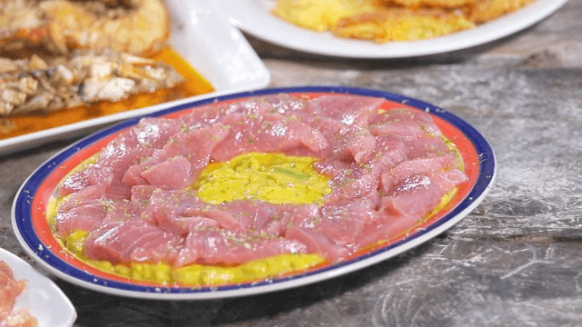 과카몰리에 참치를 올린 접시