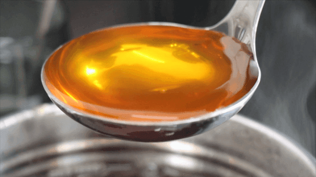 한가득 떠낸 약재 육수의 국자