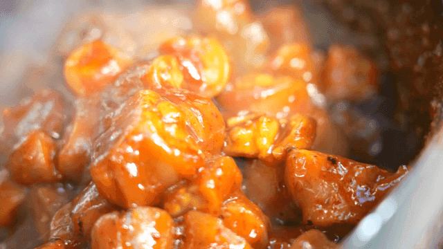 Sight of spicy stir-fried pork intestines boiling