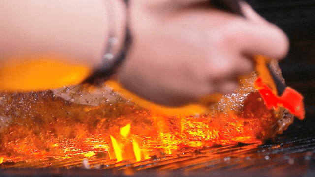 소스를 바르는 구운 고기