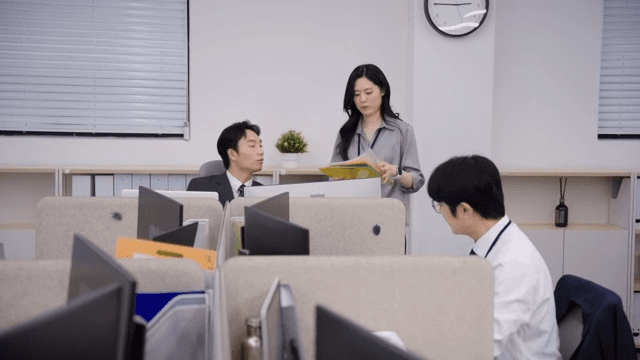 부장님께 서류 결재 받는 직장인들