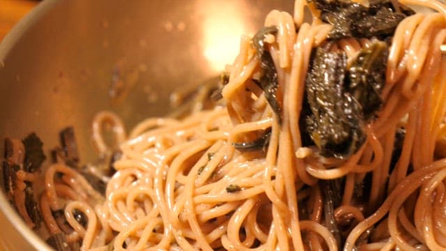 젓가락으로 집어 올린 들기름 막국수