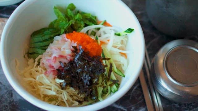 하얀 그릇에 담긴 다양한 재료들