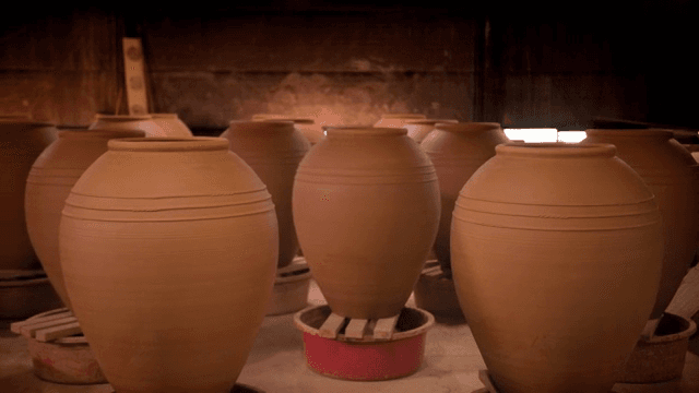 작업장에서의 전통 한국 도자기
