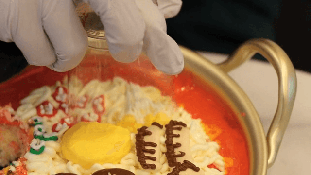 컵으로 라면 케이크 누르기