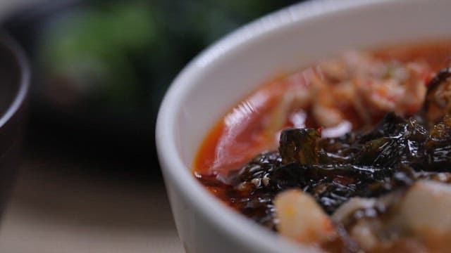 신선한 김이 들어간 매운 찌개