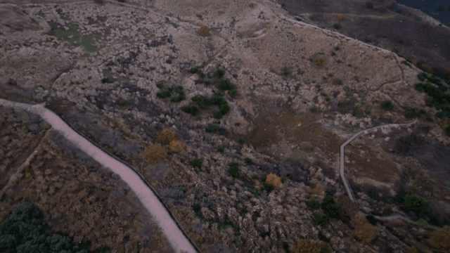 산악 지형을 가로지르는 구불구불한 길