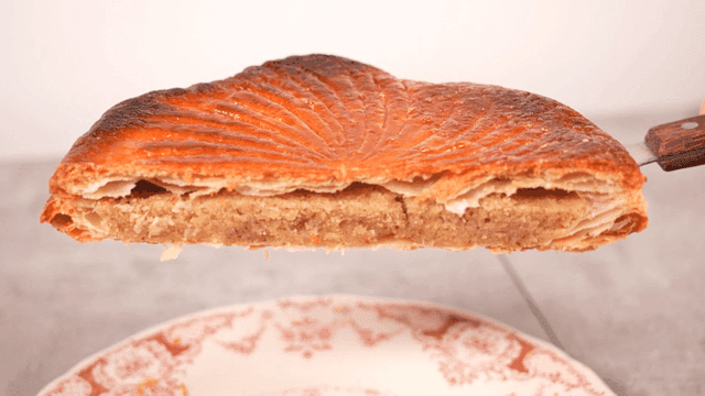 Knife for scooping out sweet pie