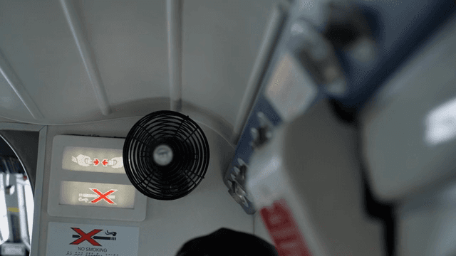 안전 표지판이 있는 비행기 내부