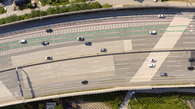 다차선 고속도로에서 움직이는 차량들