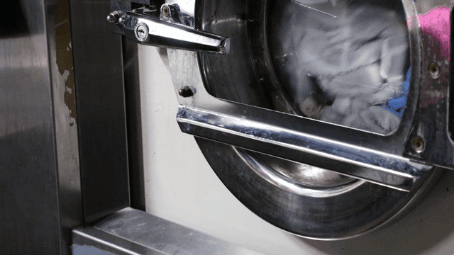 세탁소 세탁기 안에서 회전하는 옷