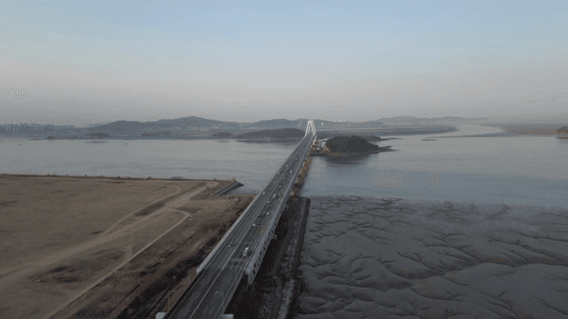 고요한 강 위의 긴 다리