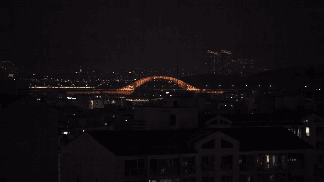 불빛이 켜진 다리가 있는 도시의 야경