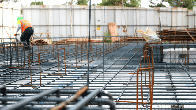 금속 구조물이 있는 건설 현장