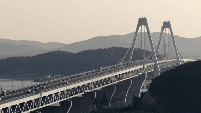 강 위에 놓인 큰 다리