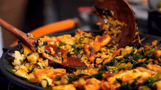 뜨거운 철판 위 볶음밥