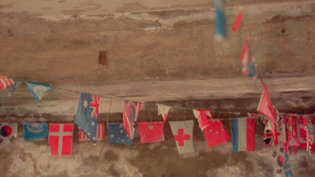 낡은 방에 걸린 국제 깃발 장식