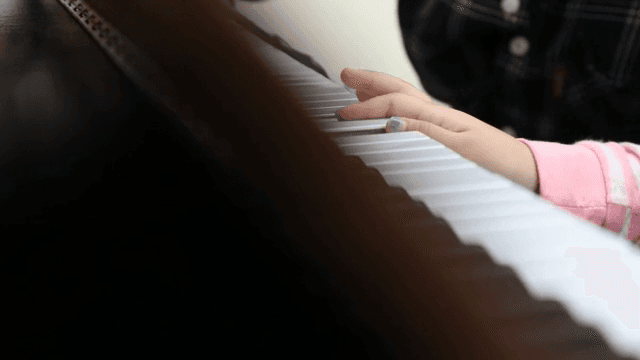 실내에서 피아노를 치는 아이