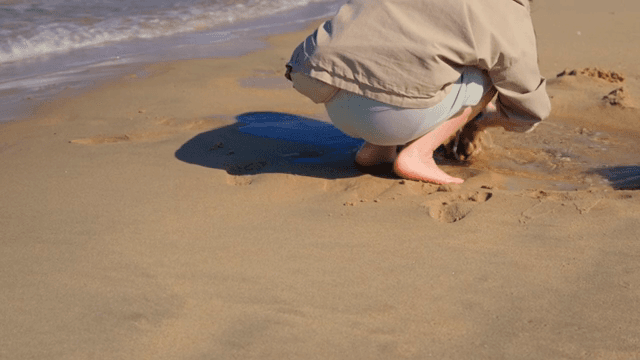 모래사장에서 물놀이하는 사람