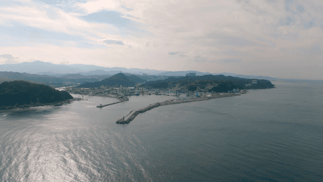 경치 좋은 항구 앞 광활한 바다