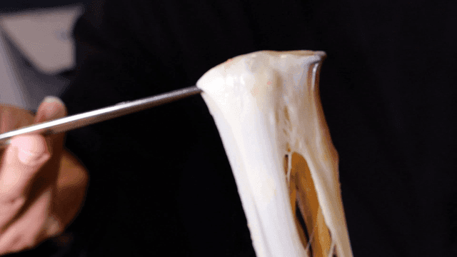 늘어나는 치즈가 덮인 찜닭