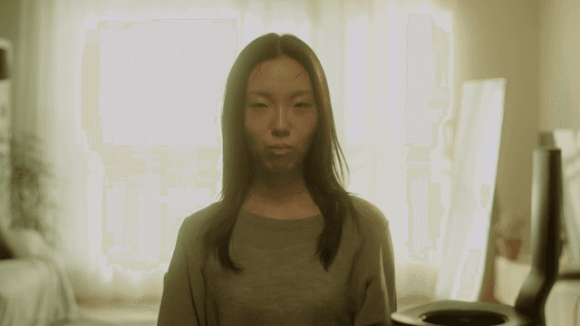 착즙주스를 마시고 구역질을 하는 여성