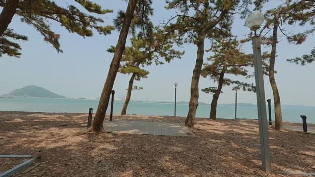 멀리 산이 보이는 고요한 해변