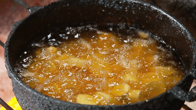 기름에 튀겨지는 플라타노 조각