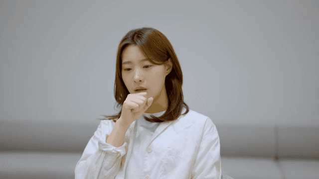 실내에서 기침을 하는 여성