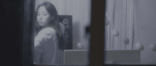 여성을 훔쳐보는 남성