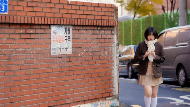 겨울에 거리를 걷는 학생