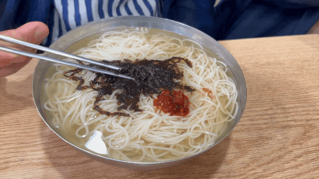 Banquet noodles with seaweed and spice