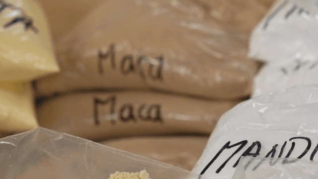 라벨이 붙은 비닐봉지에 담긴 다양한 가루