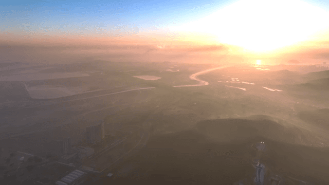 바다가 흐르는 광활한 풍경 위의 일몰