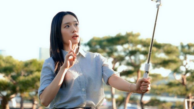 공원에서 셀카를 찍는 여성