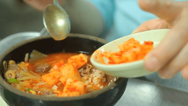 깍두기와 같이 먹는 소고기국밥