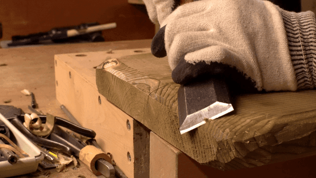 작업대에서 끌로 목공 작업