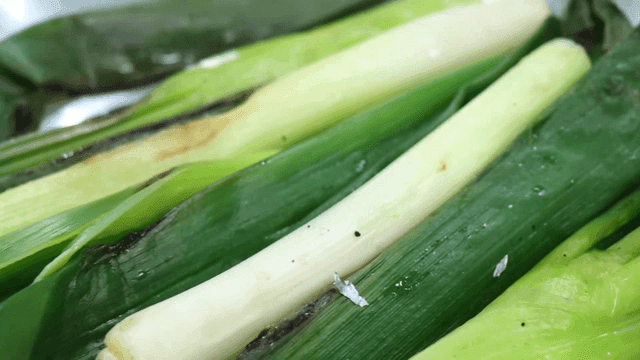 금속 그릇 안의 구운 대파