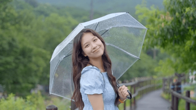 비 오는 날 우산을 쓴 여성