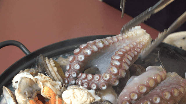 냄비에서 손질되고 있는 해천탕