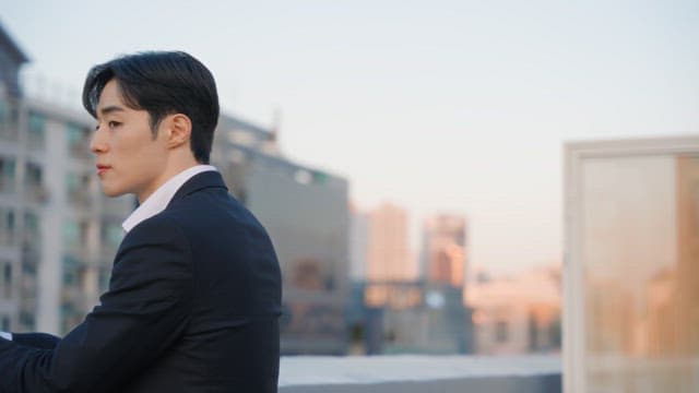 옥상에 서 있는 정장 입은 남자