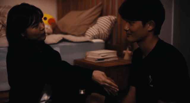 방에서 포옹하는 커플