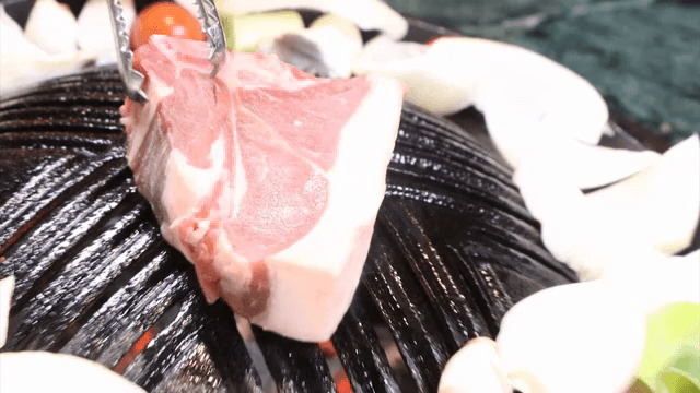 Grilling lamb chops with vegetables